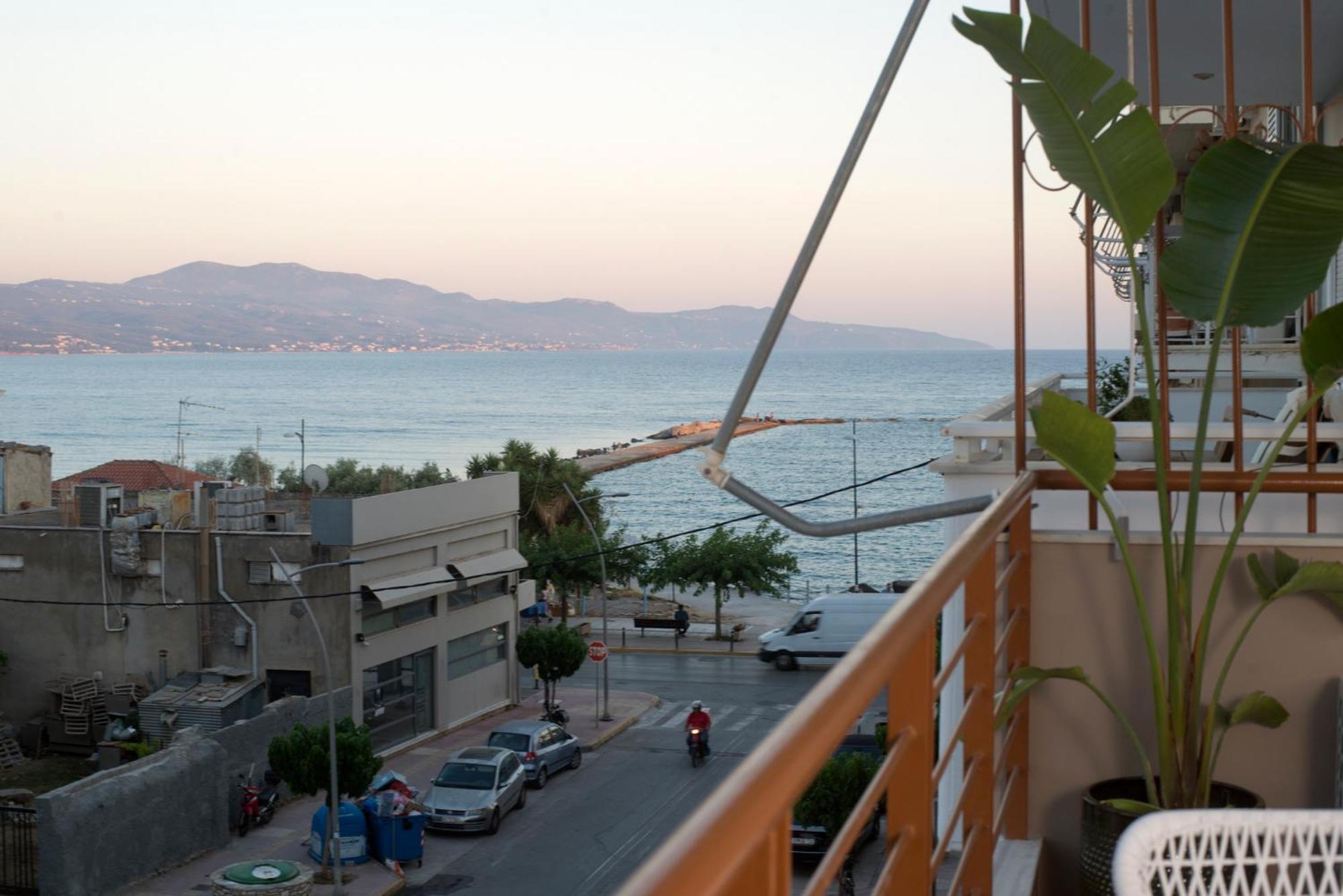 Apartamento Infinity Blue Next To The Sea Kalamata Exterior foto